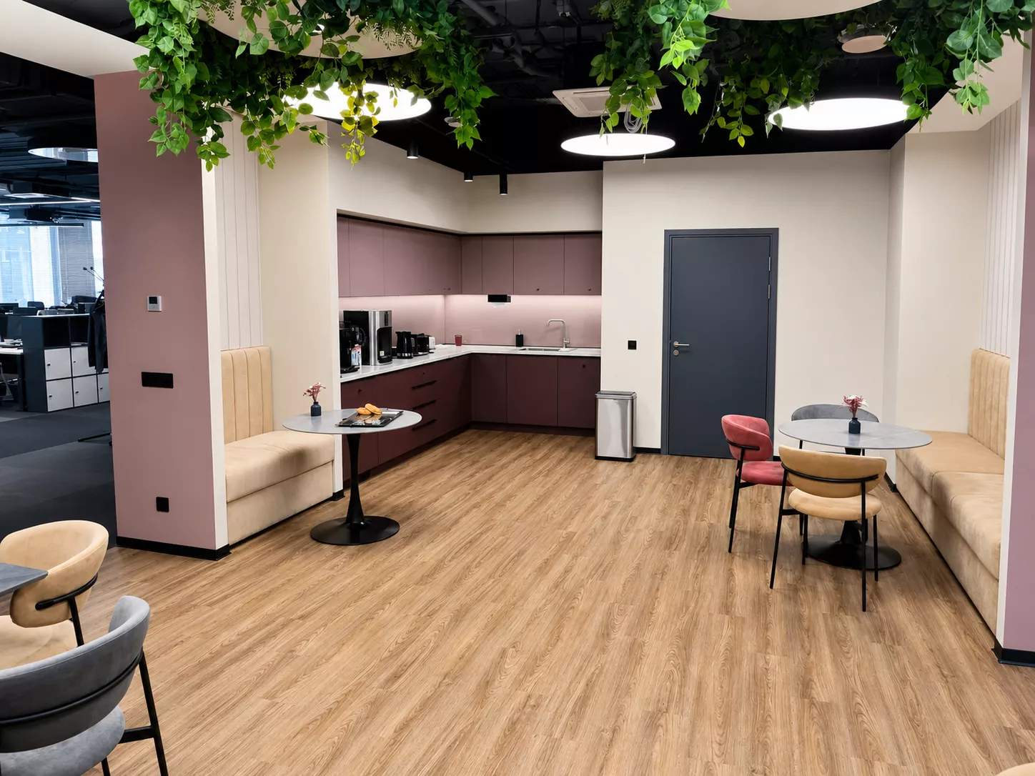 Office interior design 400 m² for Comptek