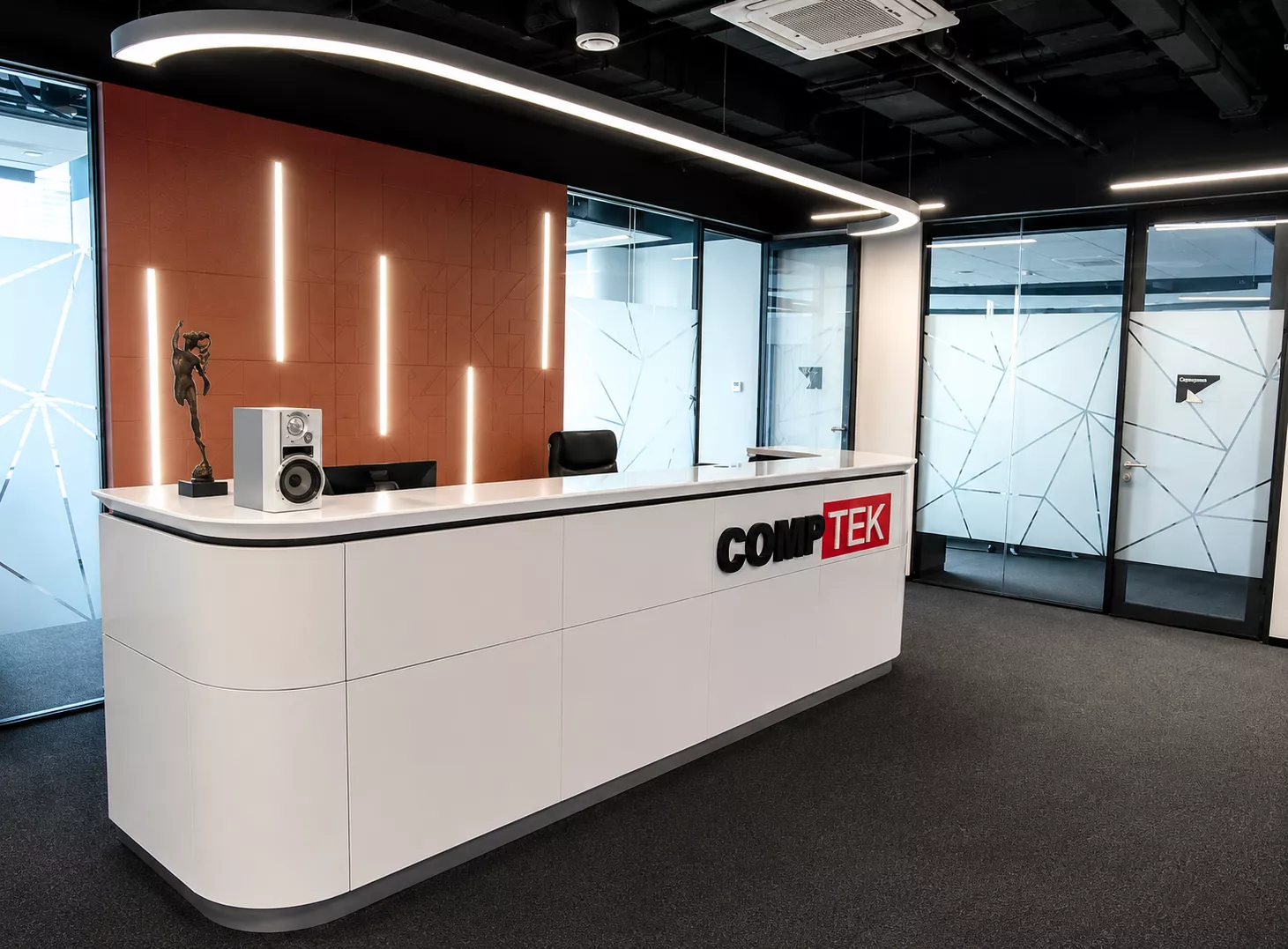 Office interior design 400 m² for Comptek — Reception