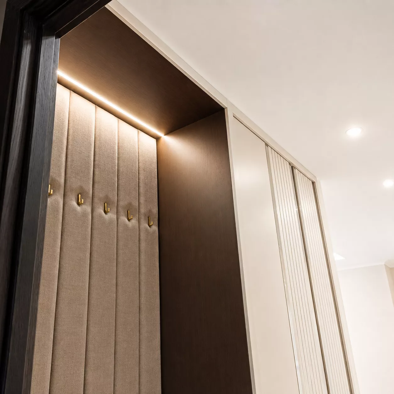 Room "Lux" in the hotel and restaurant complex of LLC "Ural Cliff" — Hallway