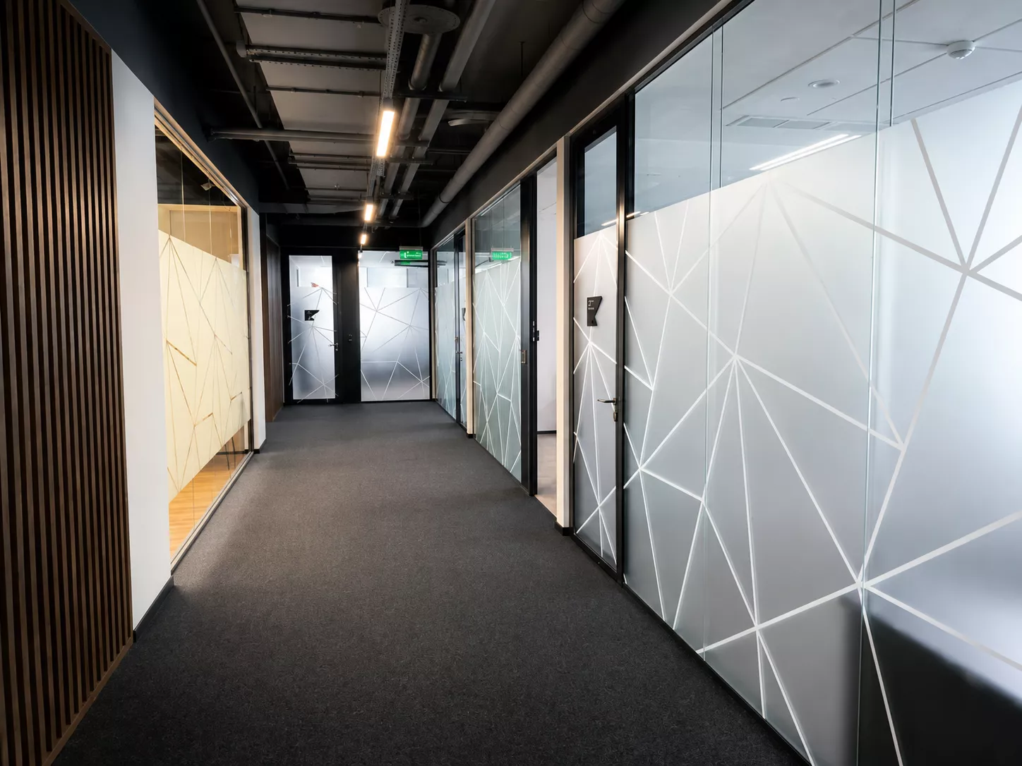 Office interior design 400 m² for Comptek