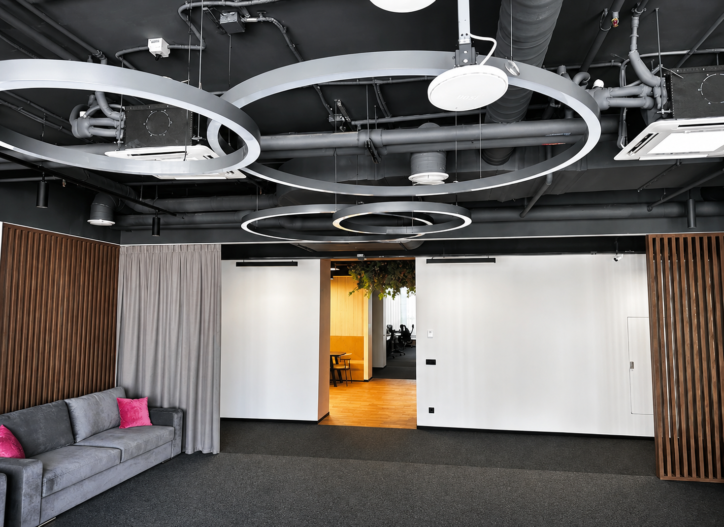 Дизайн офиса 400 м² для компании Comptek